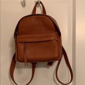 Brand new mini Lorimer Backpack from Madewell. Never has been used.